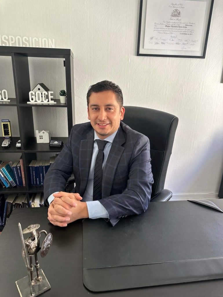 Miguel Toro Cerda abogado especialista en derecho inmobiliario en Santiago Chile