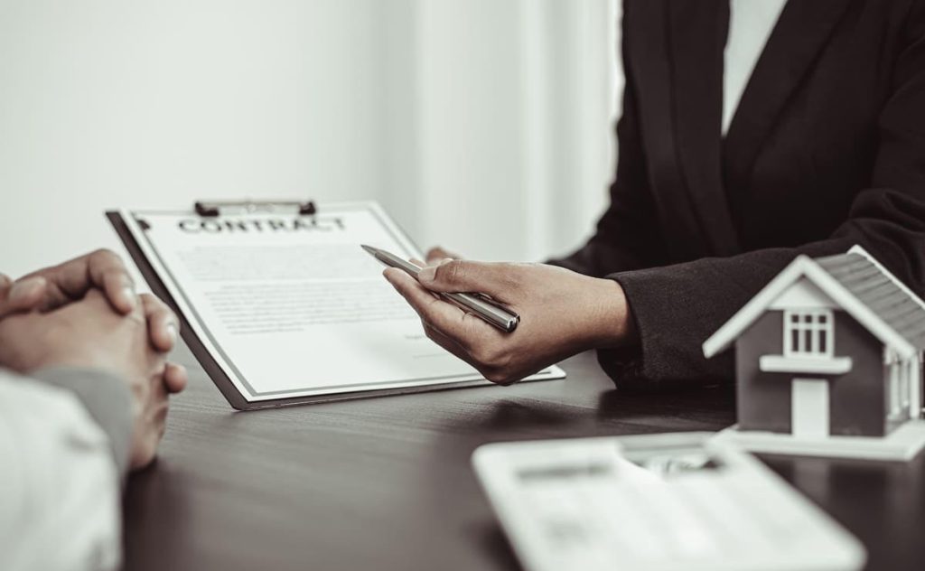 legal risks when buying property in Chile including title defects and encumbrances